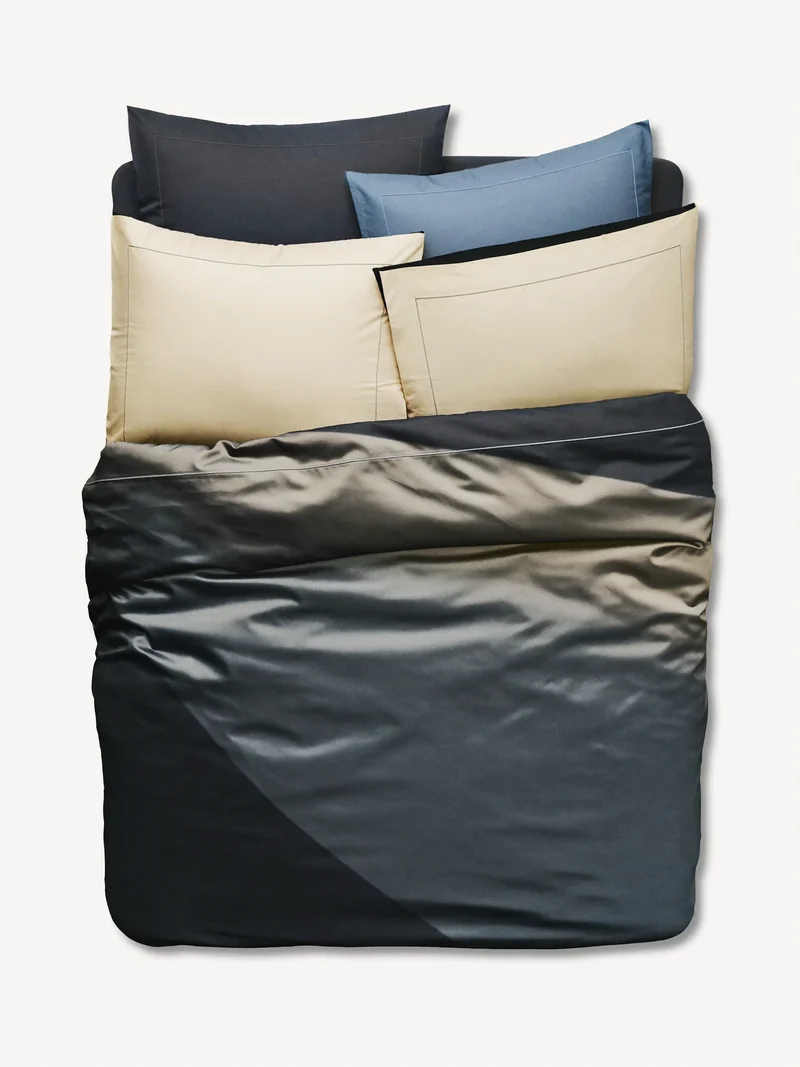 Studio illustrato di un completo satin con bordo a contrasto